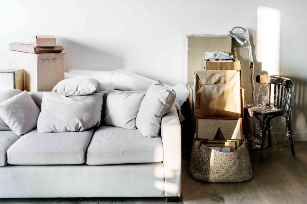 Sofa und Umzug Kartons