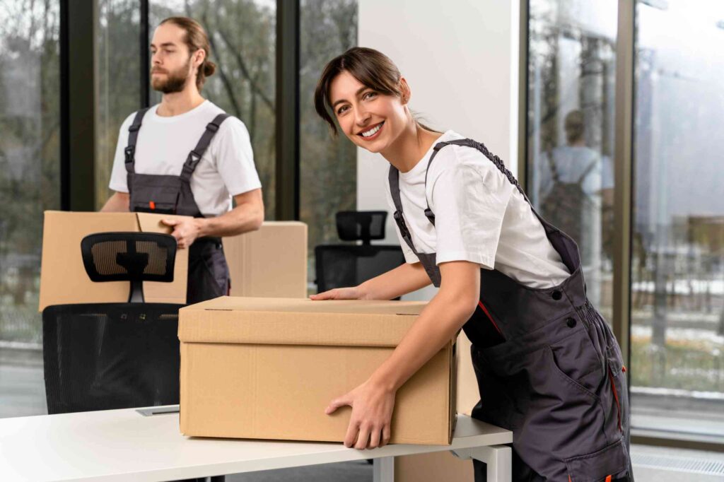 Mitarbeiter tragen Kartons